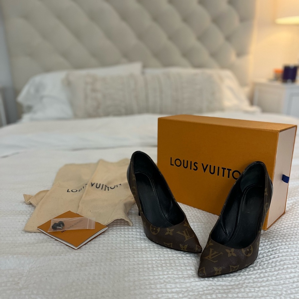 Authentic louis vuitton cherie pumps